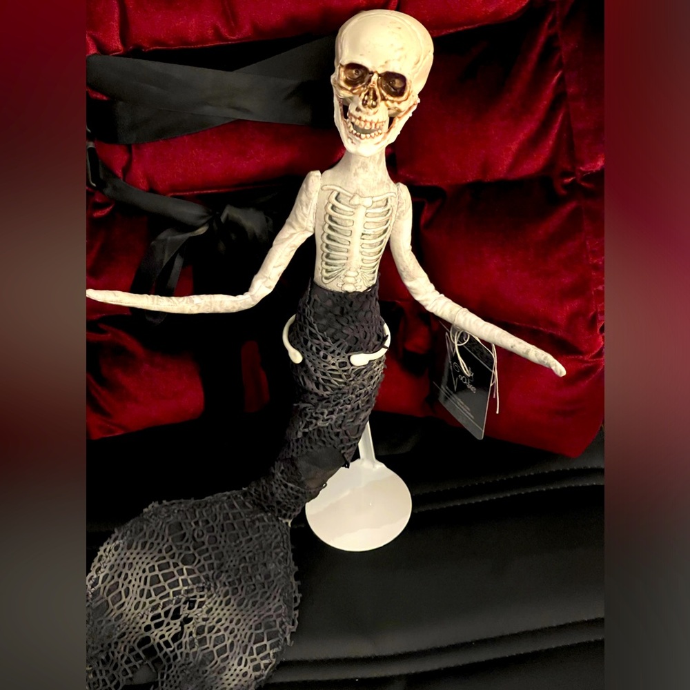 Authentic MoodyVoodies Siren Skull & Stand